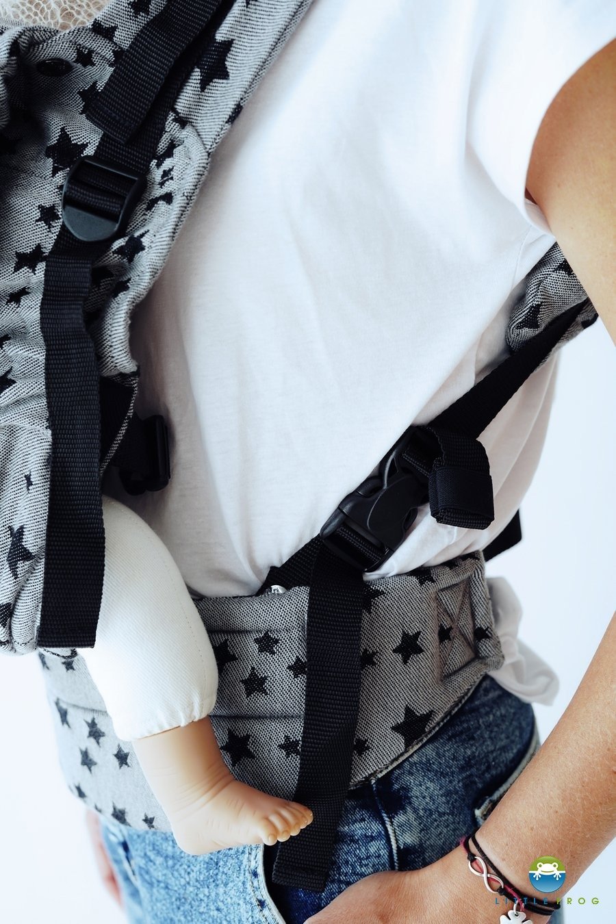 porte_bébé_little_frog_prime_naissance_1an_2an_suisse_achat (6) Le porte bébé prime pour porter votre enfant dès la naissance. Evolutif et réglable, porter en toute simplicité votre bébé. Achat en Suisse