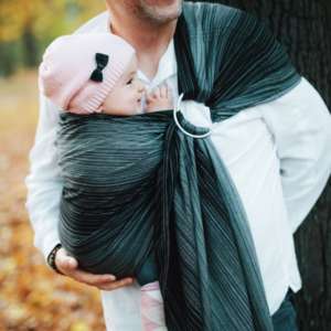 Un sling de portage pour porter votre nouveau né dès la naissance. Physiologique, posture de bebe respectée. Achat en Suisse