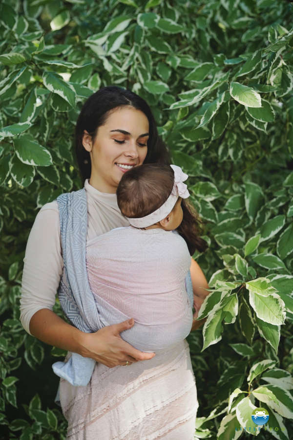 Une écharpe de portage pour porter votre nouveau né dès la naissance. Physiologique, posture de bebe respectée. Achat en Suisse