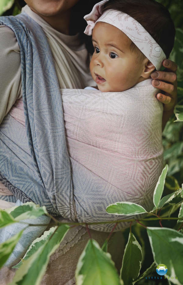 Une écharpe de portage pour porter votre nouveau né dès la naissance. Physiologique, posture de bebe respectée. Achat en Suisse
