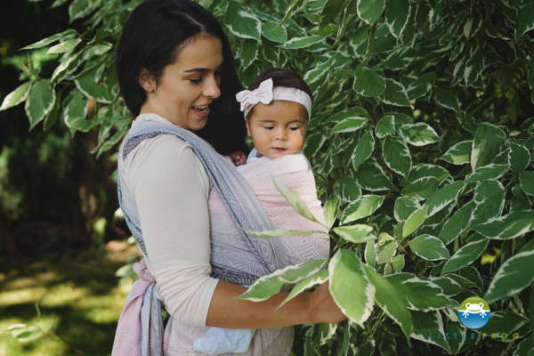 Une écharpe de portage pour porter votre nouveau né dès la naissance. Physiologique, posture de bebe respectée. Achat en Suisse