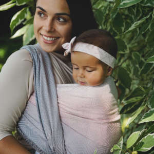 Une écharpe de portage pour porter votre nouveau né dès la naissance. Physiologique, posture de bebe respectée. Achat en Suisse