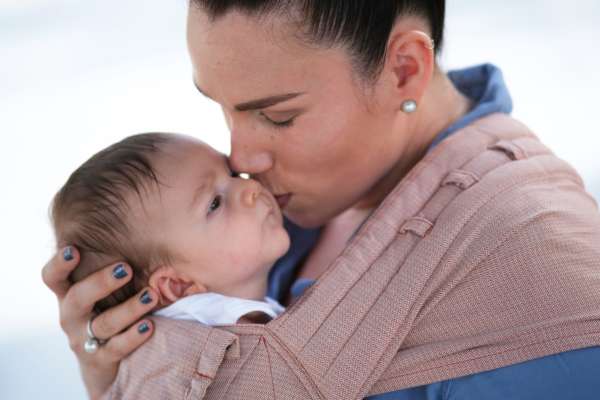 Un porte bébé pour les nouveau né. Dès la naissance porter facilement votre bébé de façon physiologique. Aussi disponible en mei tai à boucle. Acheter en Suisse Nekoslings