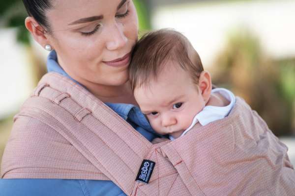 Un porte bébé pour les nouveau né. Dès la naissance porter facilement votre bébé de façon physiologique. Aussi disponible en mei tai à boucle. Acheter en Suisse Nekoslings