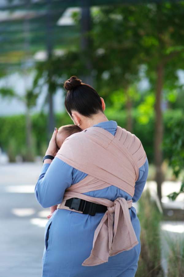 Un porte bébé pour les nouveau né. Dès la naissance porter facilement votre bébé de façon physiologique. Aussi disponible en mei tai à boucle. Acheter en Suisse Nekoslings