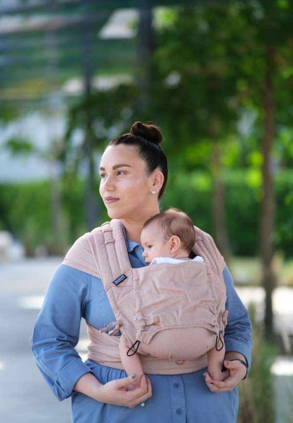 Un porte bébé pour les nouveau né. Dès la naissance porter facilement votre bébé de façon physiologique. Aussi disponible en mei tai à boucle. Acheter en Suisse Nekoslings