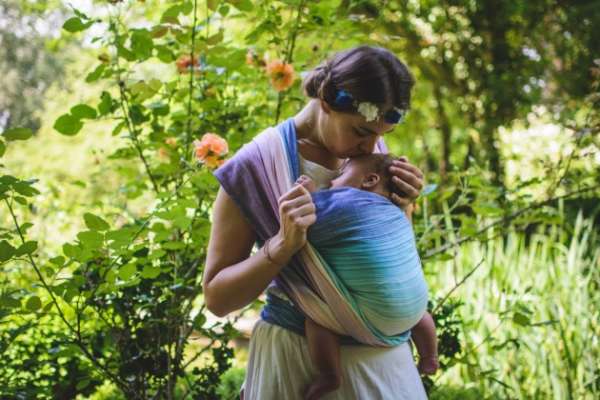 Une écharpe de portage pour porter votre nouveau né dès la naissance. Physiologique, posture de bebe respectée. Achat en Suisse