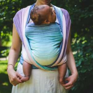 Une écharpe de portage pour porter votre nouveau né dès la naissance. Physiologique, posture de bebe respectée. Achat en Suisse