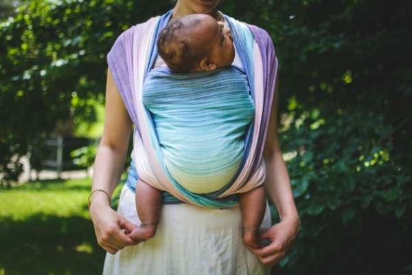 Une écharpe de portage pour porter votre nouveau né dès la naissance. Physiologique, posture de bebe respectée. Achat en Suisse