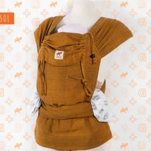 Porte bébé hybride, ceinture à clips et bretelles à nouer. Pour porter dès la naissance de façon physiologique. Avec le wrapmysol de Girasol. De 0 à 3 ans. Achat en Suisse chez jeteporte à Romont, fribourg