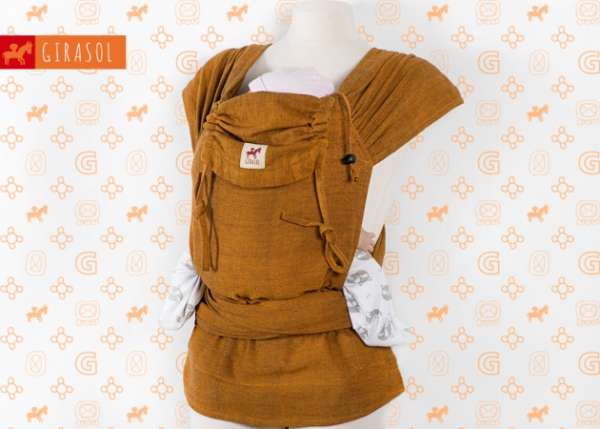 Porte bébé hybride, ceinture à clips et bretelles à nouer. Pour porter dès la naissance de façon physiologique. Avec le wrapmysol de Girasol. De 0 à 3 ans. Achat en Suisse chez jeteporte à Romont, fribourg