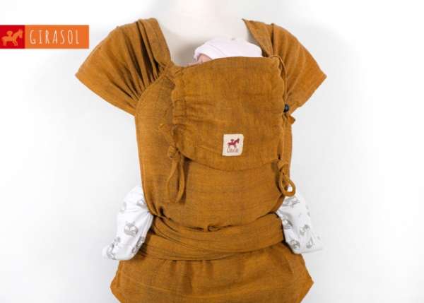 Porte bébé hybride, ceinture à clips et bretelles à nouer. Pour porter dès la naissance de façon physiologique. Avec le wrapmysol de Girasol. De 0 à 3 ans. Achat en Suisse chez jeteporte à Romont, fribourg