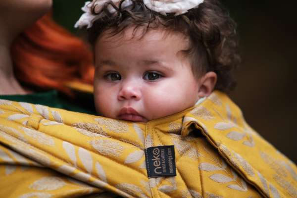 Un porte bébé pour les nouveau né. Dès la naissance porter facilement votre bébé de façon physiologique. Aussi disponible en mei tai à boucle. Acheter en Suisse Nekoslings