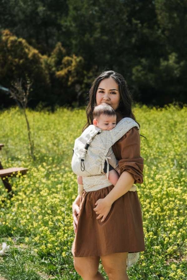 Un porte bébé pour les nouveau né. Dès la naissance porter facilement votre bébé de façon physiologique. Aussi disponible en mei tai à boucle. Acheter en Suisse Nekoslings