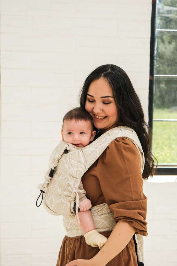 Un porte bébé pour les nouveau né. Dès la naissance porter facilement votre bébé de façon physiologique. Aussi disponible en mei tai à boucle. Acheter en Suisse Nekoslings