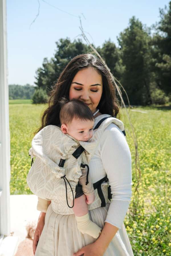 Un porte bébé pour les nouveau né. Dès la naissance porter facilement votre bébé de façon physiologique. Aussi disponible en mei tai à boucle. Acheter en Suisse Nekoslings