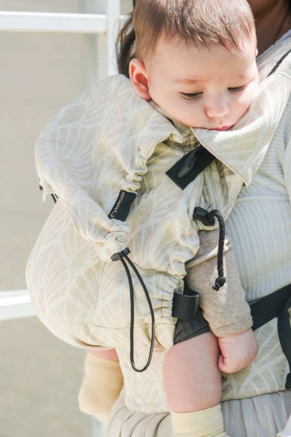 Un porte bébé pour les nouveau né. Dès la naissance porter facilement votre bébé de façon physiologique. Aussi disponible en mei tai à boucle. Acheter en Suisse Nekoslings