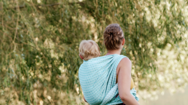 Mes conseils et astuces pour porter son bébé en été. Porter bebe avec de fortes chaleurs? Bonne idée ou non? Venez lire mon article de blog, jeteporte en Suisse