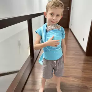 Cadeau anniversaire idéal 2 ans et 3 ans. Imiter maman et papa en portant son doudou ou sa poupée. En devenant grand frère ou grande sœur, offrez à votre ainé un porte poupon pour imiter, être dans le jeu symbolique. Cadeau de naissance idéal pour la fratrie. Achat en suisse, en ligne et à Romont