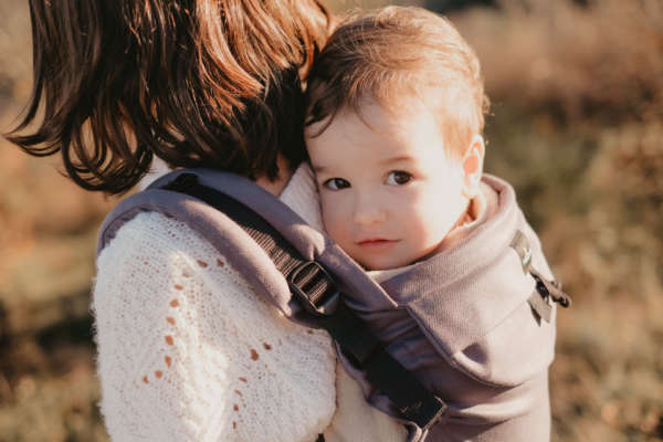 Neo de Neobulle, le porte bébé dès la naissance. Portage physiologique pour papa et maman. Permet un portage dos et devant en sécurité, la position naturelle du bébé est maintenue. Achat en Suisse chez JeTePorte à Fribourg