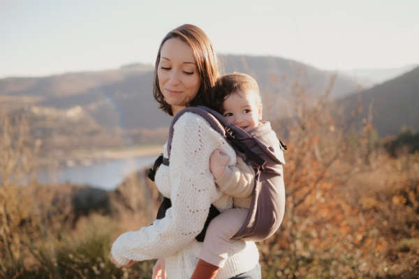 Neo de Neobulle, le porte bébé dès la naissance. Portage physiologique pour papa et maman. Permet un portage dos et devant en sécurité, la position naturelle du bébé est maintenue. Achat en Suisse chez JeTePorte à Fribourg