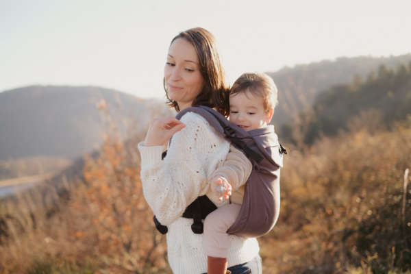 Neo de Neobulle, le porte bébé dès la naissance. Portage physiologique pour papa et maman. Permet un portage dos et devant en sécurité, la position naturelle du bébé est maintenue. Achat en Suisse chez JeTePorte à Fribourg