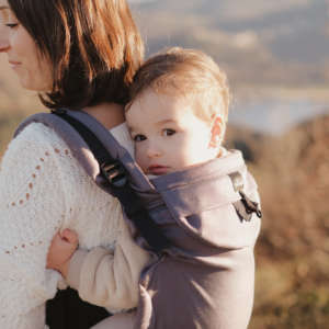 Neo de Neobulle, le porte bébé dès la naissance. Portage physiologique pour papa et maman. Permet un portage dos et devant en sécurité, la position naturelle du bébé est maintenue. Achat en Suisse chez JeTePorte à Fribourg