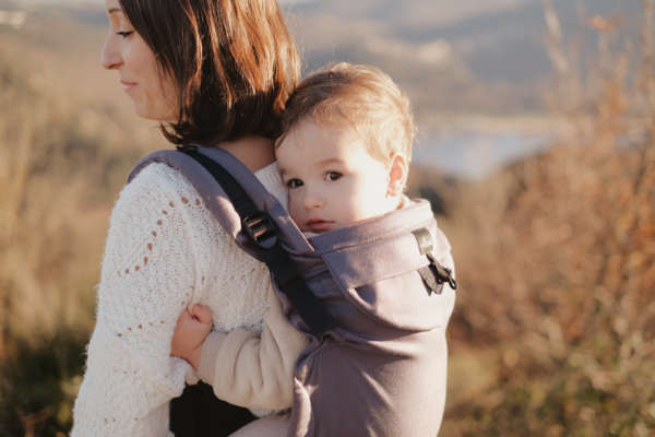 Neo de Neobulle, le porte bébé dès la naissance. Portage physiologique pour papa et maman. Permet un portage dos et devant en sécurité, la position naturelle du bébé est maintenue. Achat en Suisse chez JeTePorte à Fribourg