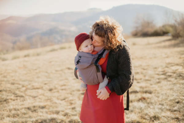 Neo de Neobulle, le porte bébé dès la naissance. Portage physiologique pour papa et maman. Permet un portage dos et devant en sécurité, la position naturelle du bébé est maintenue. Achat en Suisse chez JeTePorte à Fribourg