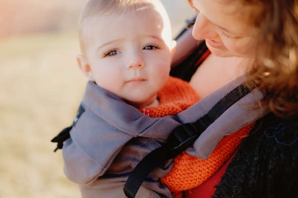 Neo de Neobulle, le porte bébé dès la naissance. Portage physiologique pour papa et maman. Permet un portage dos et devant en sécurité, la position naturelle du bébé est maintenue. Achat en Suisse chez JeTePorte à Fribourg