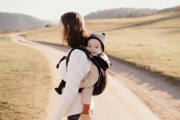 Neo de Neobulle, le porte bébé dès la naissance. Portage physiologique pour papa et maman. Permet un portage dos et devant en sécurité, la position naturelle du bébé est maintenue. Achat en Suisse chez JeTePorte à Fribourg