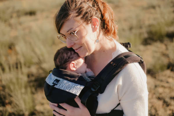 Neo de Neobulle, le porte bébé dès la naissance. Portage physiologique pour papa et maman. Permet un portage dos et devant en sécurité, la position naturelle du bébé est maintenue. Achat en Suisse chez JeTePorte à Fribourg