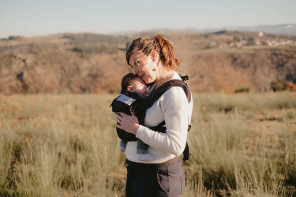 Neo de Neobulle, le porte bébé dès la naissance. Portage physiologique pour papa et maman. Permet un portage dos et devant en sécurité, la position naturelle du bébé est maintenue. Achat en Suisse chez JeTePorte à Fribourg