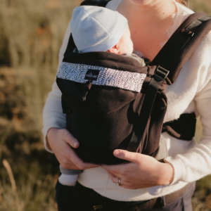 Neo de Neobulle, le porte bébé dès la naissance. Portage physiologique pour papa et maman. Permet un portage dos et devant en sécurité, la position naturelle du bébé est maintenue. Achat en Suisse chez JeTePorte à Fribourg