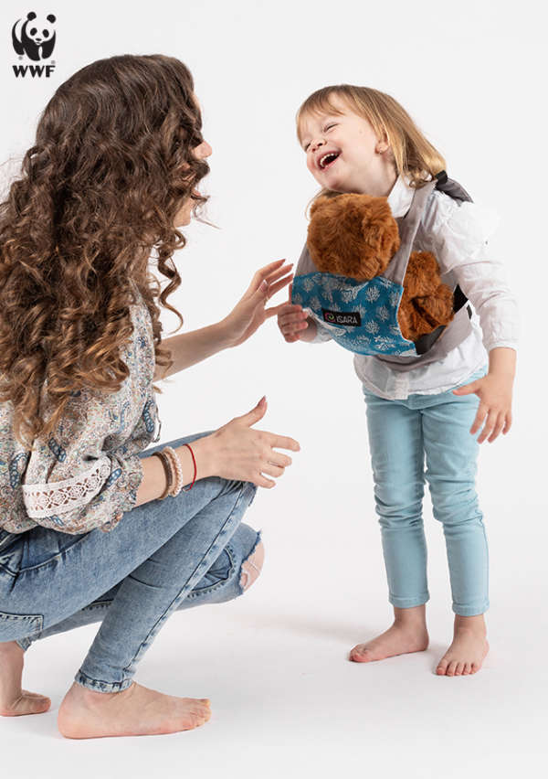 Cadeau anniversaire idéal 2 ans et 3 ans. Imiter maman et papa en portant son doudou ou sa poupée. En devenant grand frère ou grande sœur, offrez à votre ainé un porte poupon pour imiter, être dans le jeu symbolique. Cadeau de naissance idéal pour la fratrie. Achat en suisse, en ligne et à Romont