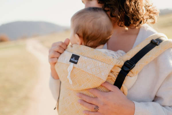 Le neo V3 de Neobulle, pour porter votre bébé dès la naissance avec ergonomie et physiologie. Un porte bébé minimaliste pour un confort optimale. De fabrication française, biologique et éthique. Achat en Suisse à la boutique du portage jeteporte Fribourg
