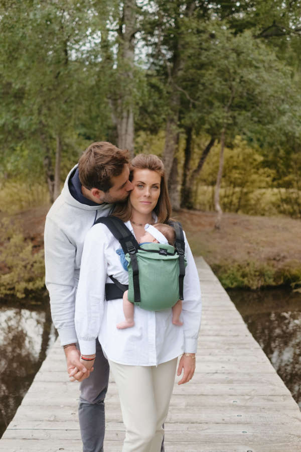 My Néo de Neobulle, le porte bébé 1er âge, dès la naissance. Porter votre bébé de façon ergonomique en respectant sa physiologie. Idéal pour les jeunes parents et les mamans ayant eu une césarienne. Achat en Suisse