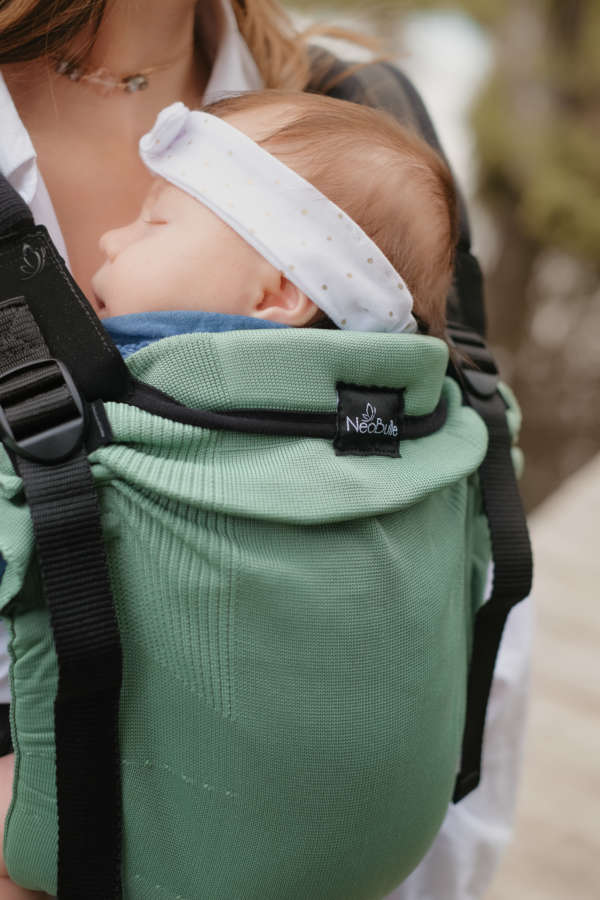 My Néo de Neobulle, le porte bébé 1er âge, dès la naissance. Porter votre bébé de façon ergonomique en respectant sa physiologie. Idéal pour les jeunes parents et les mamans ayant eu une césarienne. Achat en Suisse