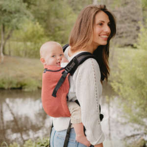 My Néo de Neobulle, le porte bébé 1er âge, dès la naissance. Porter votre bébé de façon ergonomique en respectant sa physiologie. Idéal pour les jeunes parents et les mamans ayant eu une césarienne. Achat en Suisse