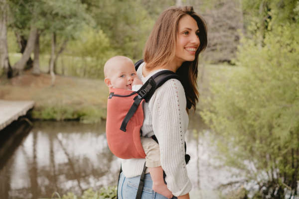 My Néo de Neobulle, le porte bébé 1er âge, dès la naissance. Porter votre bébé de façon ergonomique en respectant sa physiologie. Idéal pour les jeunes parents et les mamans ayant eu une césarienne. Achat en Suisse