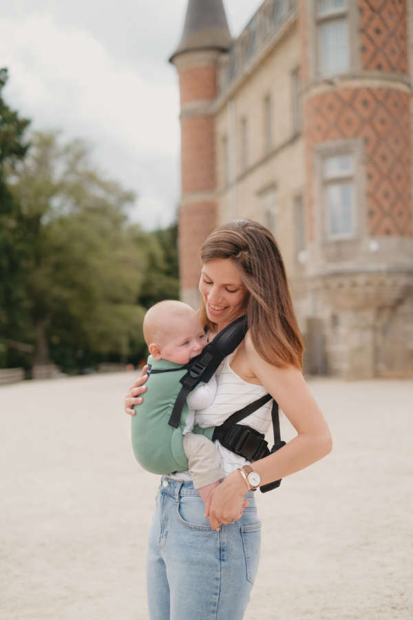 My Néo de Neobulle, le porte bébé 1er âge, dès la naissance. Porter votre bébé de façon ergonomique en respectant sa physiologie. Idéal pour les jeunes parents et les mamans ayant eu une césarienne. Achat en Suisse