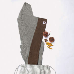 Sling de portage Vegan avec des teintures 100% végétales. 0% Greenwashing. Coton bio, tissage traditionnel à la main en Inde. Le sling de portage MamaNuka pour porter votre bébé en étant eco responsable. Achat en Suisse