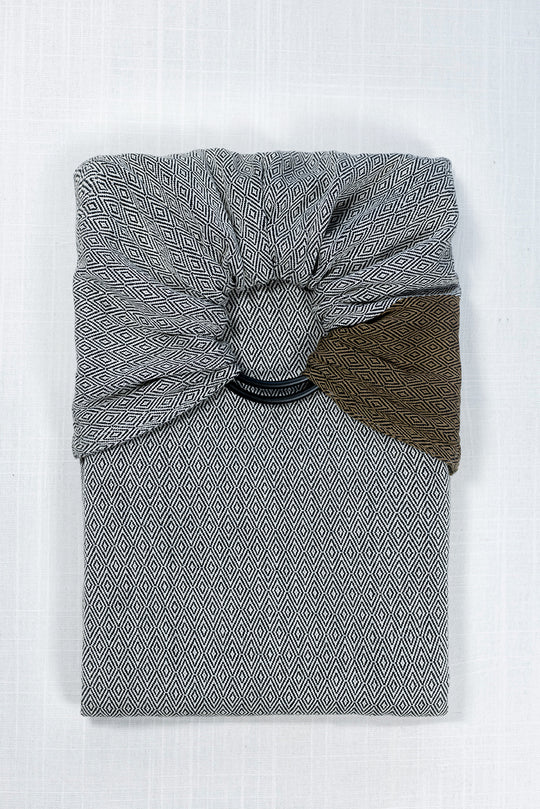 Echarpe et ringsling vegan et végétale. Pour porter bébé dès la naissance avec aucun produit chimique. Le meilleur pour notre planète, éthique, biologique, gots, teintures végétale. La marque allemande du portage. Achat en suisse sur jeteporte et à Romont, fribourg