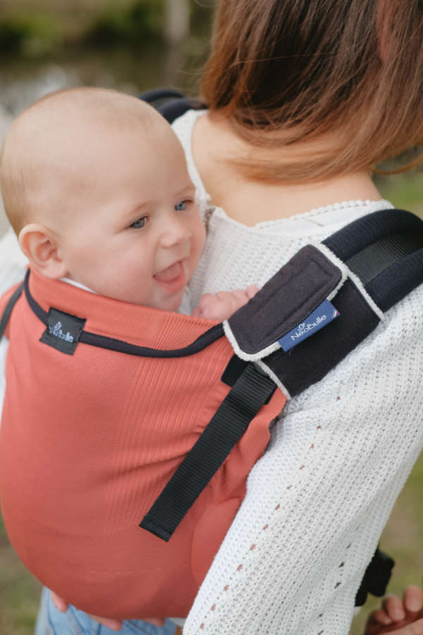 Le neo V3 de Neobulle, pour porter votre bébé dès la naissance avec ergonomie et physiologie. Un porte bébé minimaliste pour un confort optimale. De fabrication française, biologique et éthique. Achat en Suisse à la boutique du portage jeteporte Fribourg