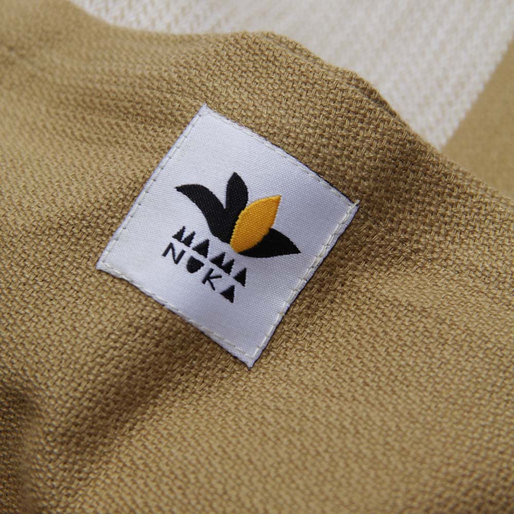 vegan_echarpe_portage_physiologique_naturel_ethique_physio_achat_suisse_kangourou_portage (2) Echarpe de portage Vegan avec des teintures 100% végétales. 0% Greenwashing. Coton bio, tissage traditionnel à la main en Inde. L'écharpe de portage MamaNuka pour porter votre bébé en étant eco responsable. Achat en Suisse