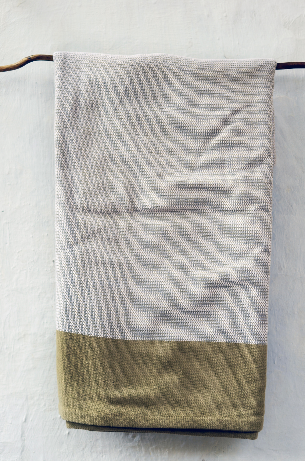 vegan_echarpe_portage_physiologique_naturel_ethique_physio_achat_suisse_kangourou_portage (3) Echarpe de portage Vegan avec des teintures 100% végétales. 0% Greenwashing. Coton bio, tissage traditionnel à la main en Inde. L'écharpe de portage MamaNuka pour porter votre bébé en étant eco responsable. Achat en Suisse