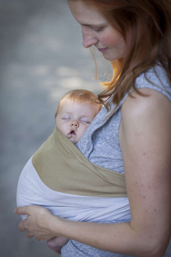 Echarpe de portage Vegan avec des teintures 100% végétales. 0% Greenwashing. Coton bio, tissage traditionnel à la main en Inde. L'écharpe de portage MamaNuka pour porter votre bébé en étant eco responsable. Achat en Suisse