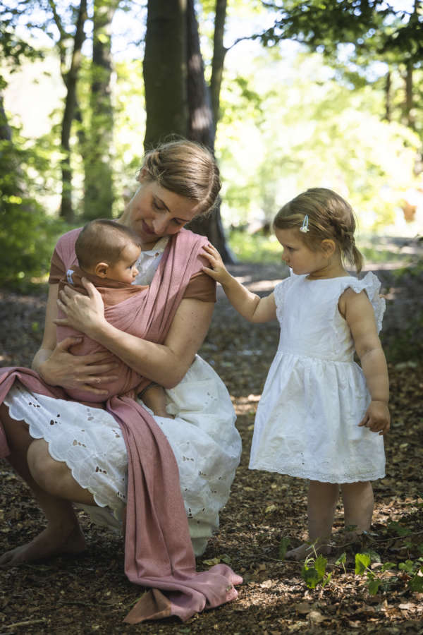 Echarpe de portage Vegan avec des teintures 100% végétales. 0% Greenwashing. Coton bio, tissage traditionnel à la main en Inde. L'écharpe de portage MamaNuka pour porter votre bébé en étant eco responsable. Achat en Suisse