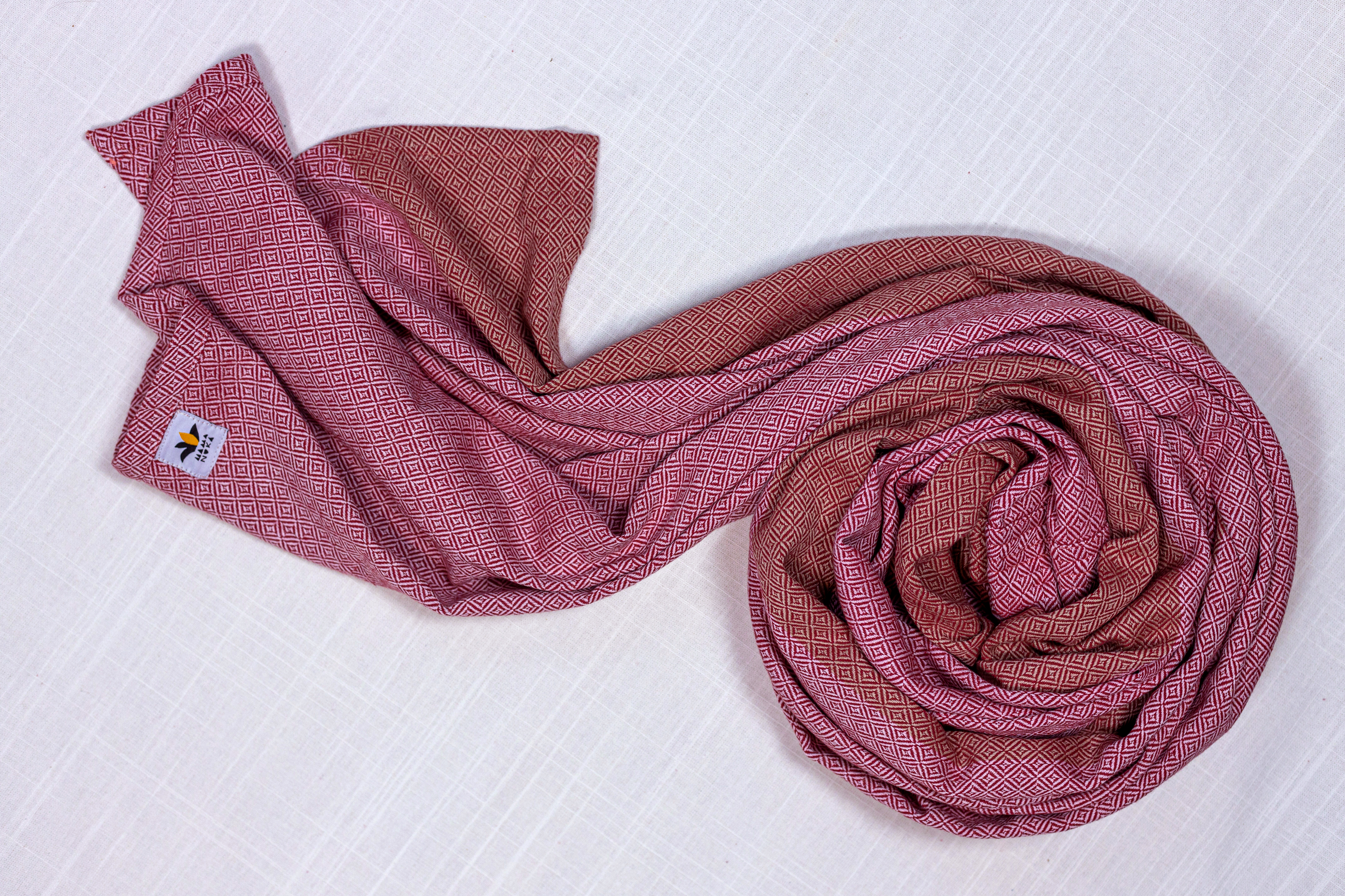 vegan_sling_ringsling_portage_physiologique_naturel_ethique_physio_achat_suisse_kangourou_portage (1).jpg Sling de portage Vegan avec des teintures 100% végétales. 0% Greenwashing. Coton bio, tissage traditionnel à la main en Inde. Le sling de portage MamaNuka pour porter votre bébé en étant eco responsable. Achat en Suisse