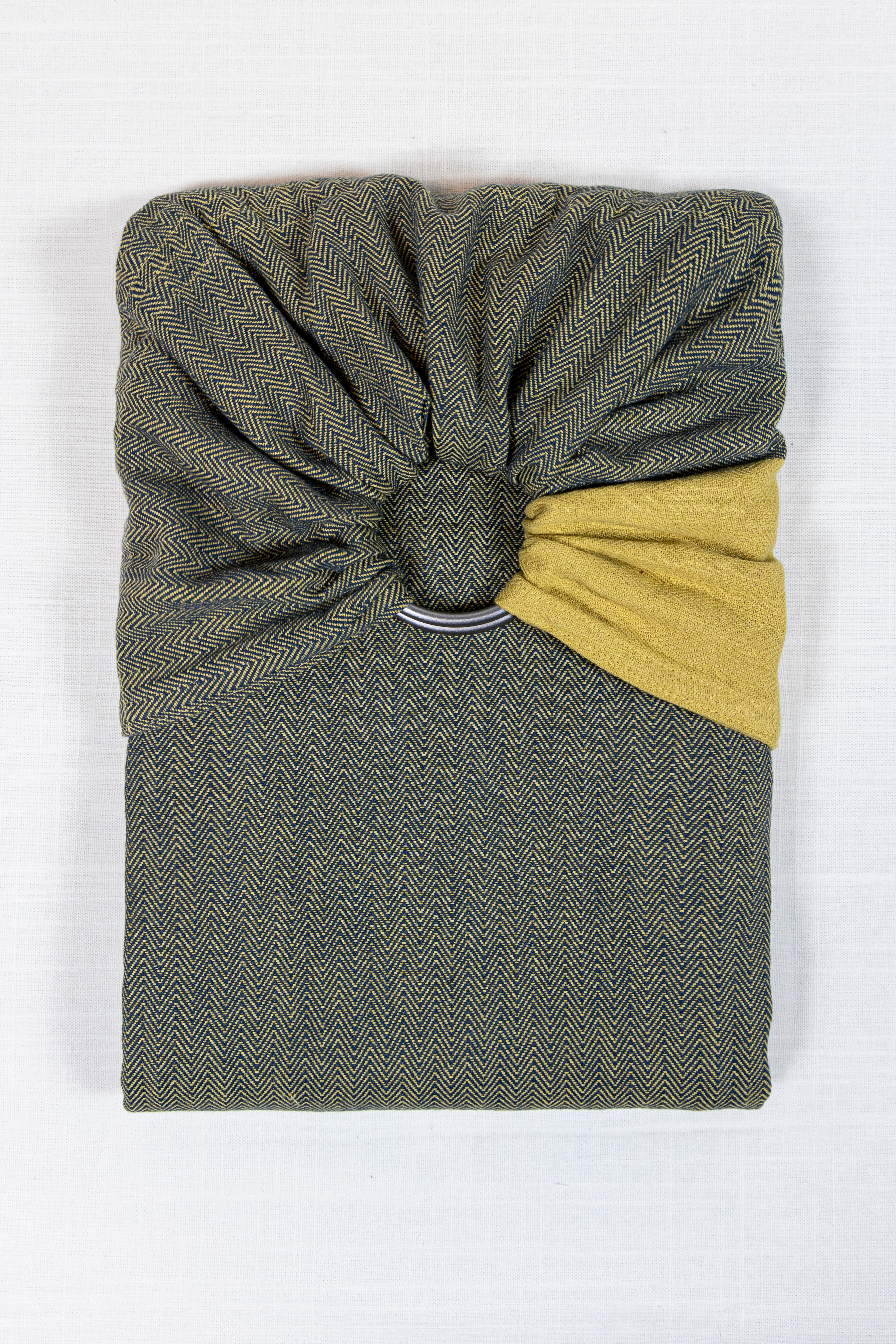 vegan_sling_ringsling_portage_physiologique_naturel_ethique_physio_achat_suisse_kangourou_portage (1).jpg Sling de portage Vegan avec des teintures 100% végétales. 0% Greenwashing. Coton bio, tissage traditionnel à la main en Inde. Le sling de portage MamaNuka pour porter votre bébé en étant eco responsable. Achat en Suisse